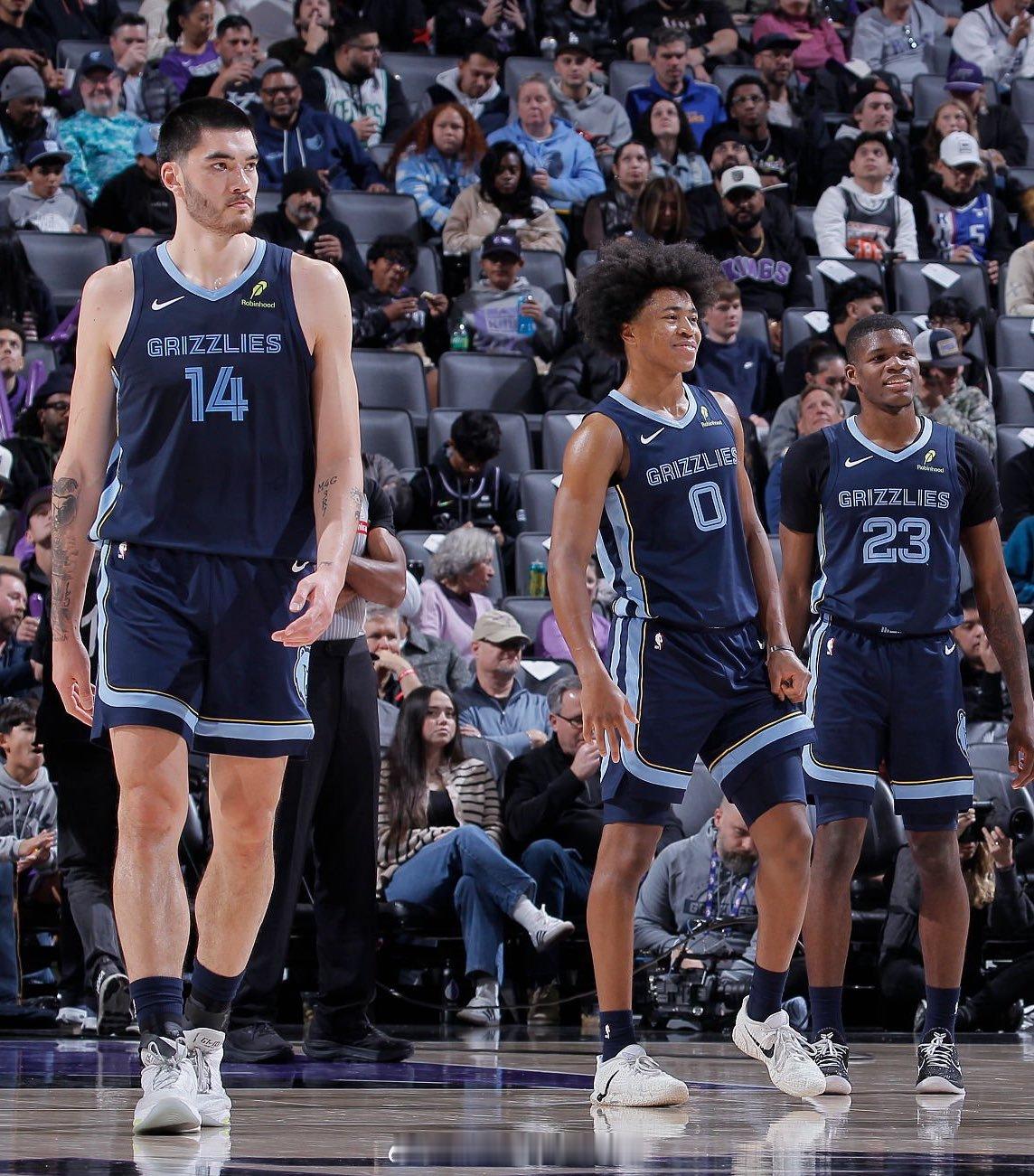 NBA交易 据Grant Afseth报道，灰熊队现在将扎克·埃迪和塞德里克·考