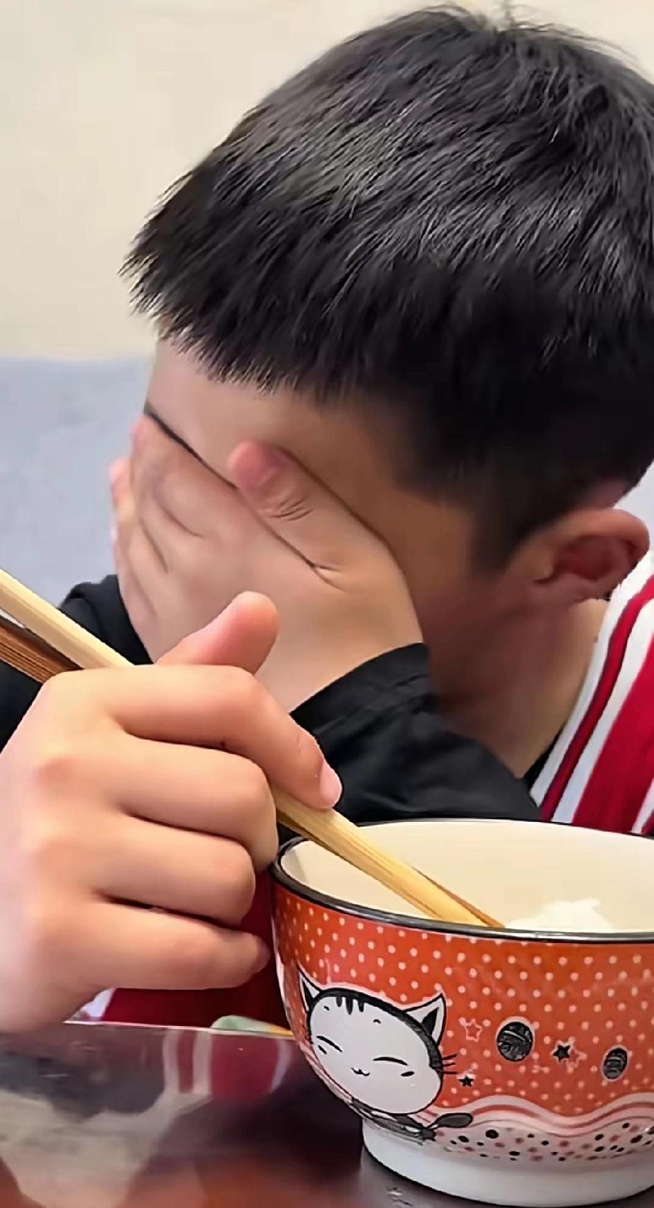 真的看哭了！单亲妈妈给儿子10块钱让坐车回家，孩子愣是走了一个多小时才到家，吃饭