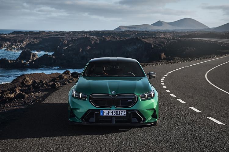 宝马M POWER部门近日发布了代号G90的新一代M5车型的官图，该车将继承宝马