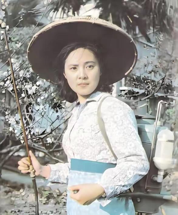 妈妈那个年代的女明星
不穿高定
不走红毯
依然能有拿得出手的好作品
最主要的是颜