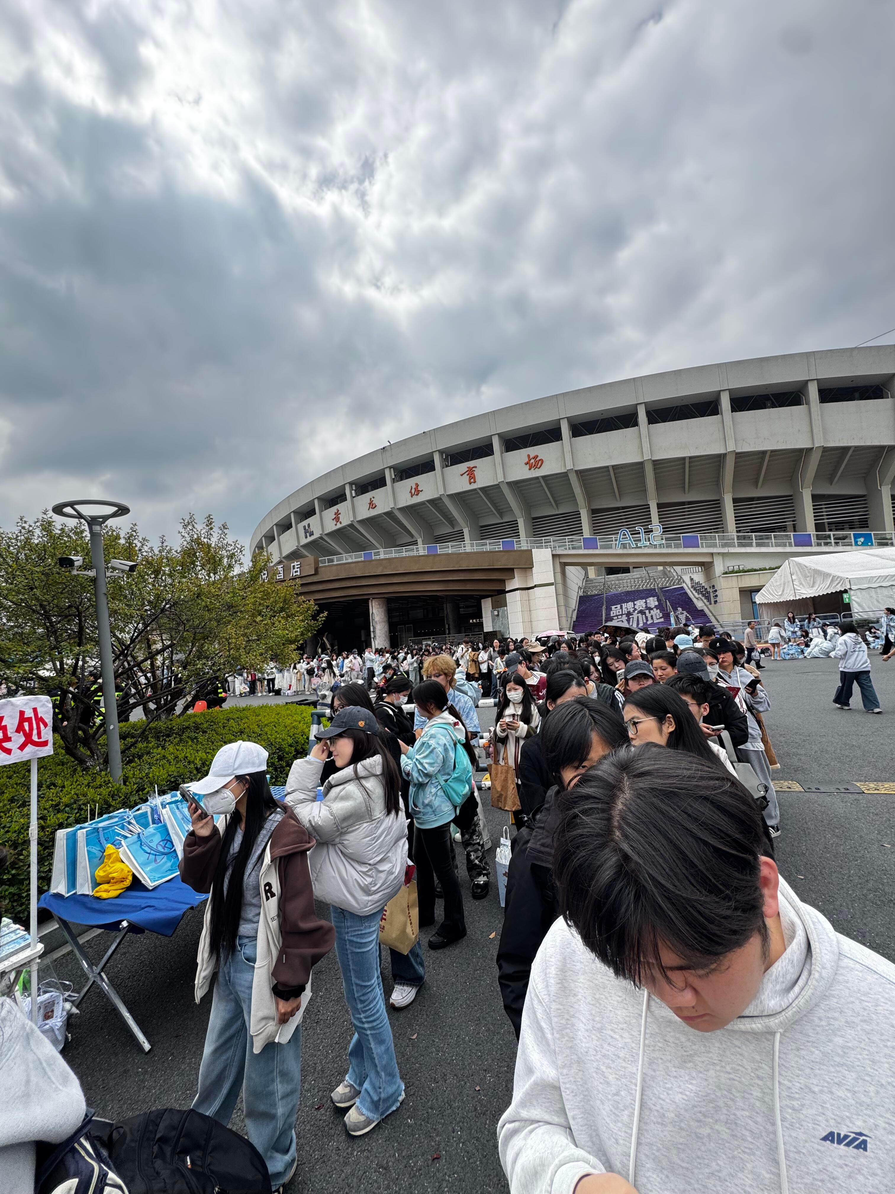 鞠婧祎，你的兵来啦❗️线下人气好高啊期待巅峰之夜精彩舞台 