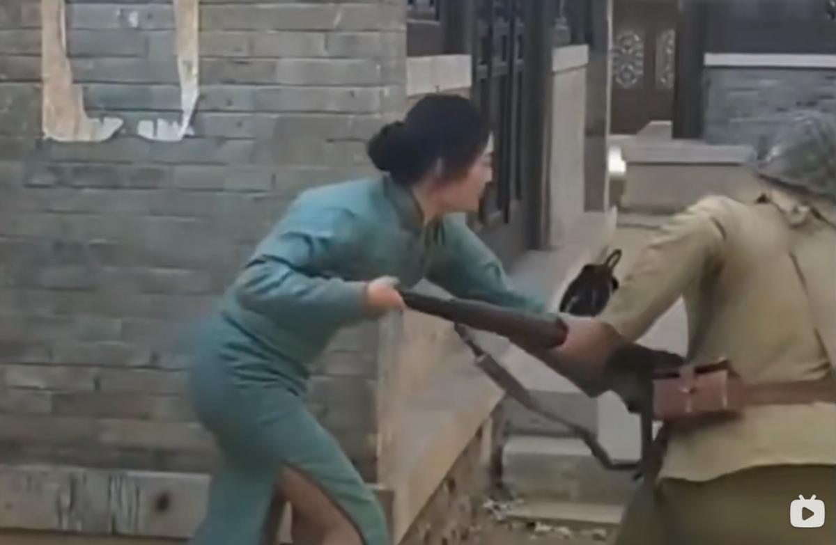 在抗日战争爆发的年代，山东省日照市的寨里河镇沉浸在日军的恐怖统治之下
马宗英，一