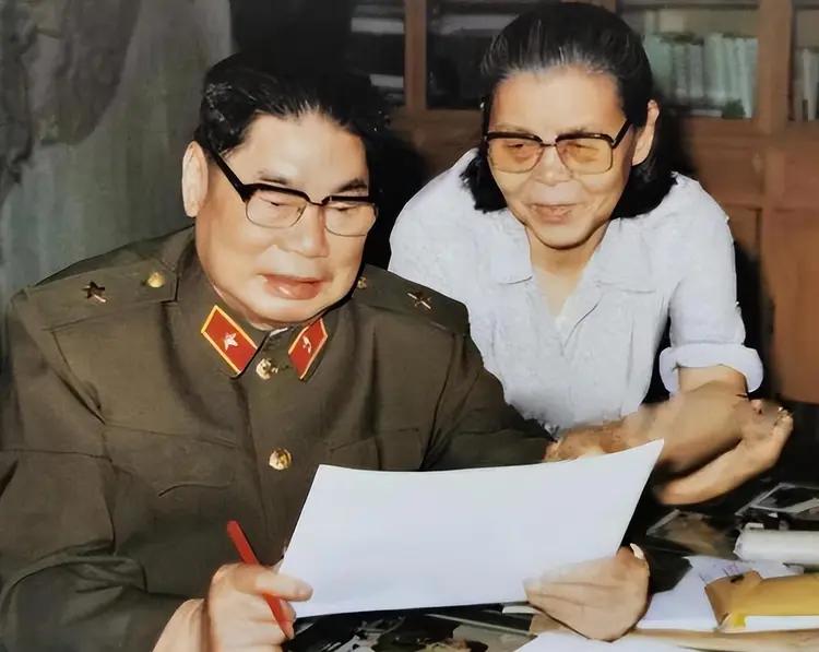 1990年，79岁的杨得志迎娶了新婚的妻子石莉，结婚当晚，杨老将军握着石莉的手，