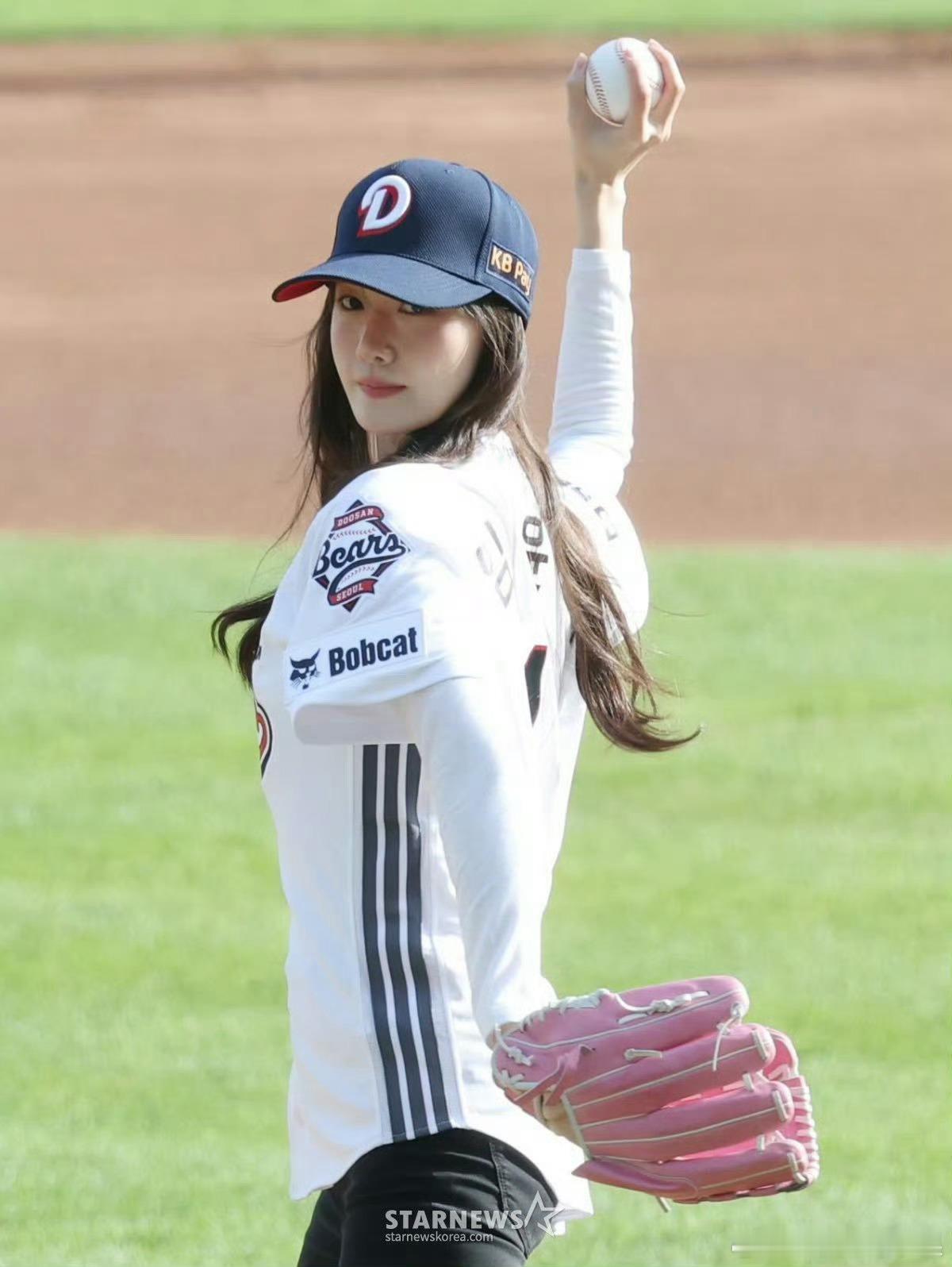 来看林允儿2015年开球图 vs 2026年开球图 有差别吗 