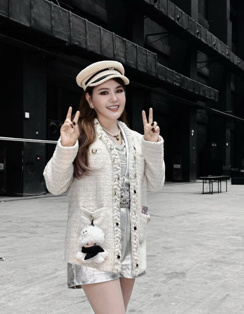 浪姐给乌兰图雅整成女团了 乌兰图雅这个妆造也太女团太明媚了，还学会了比心饭撒，越