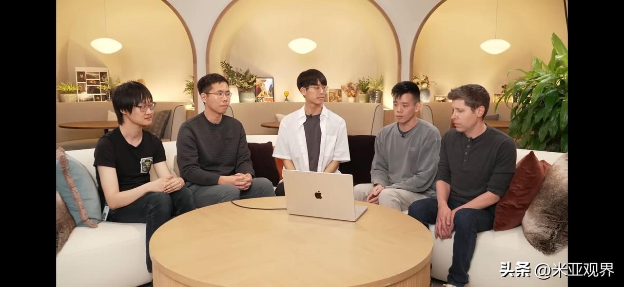 大家看看这桌人，除了OpenAI创始人是白人，其他面孔都是华人，穿着打扮就很中国