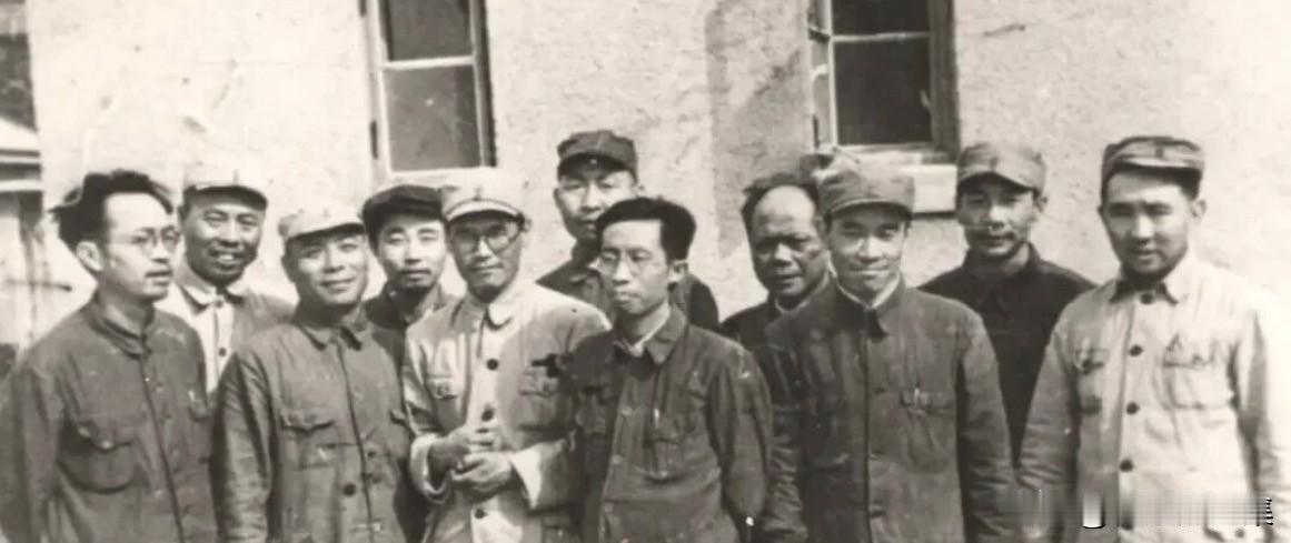 解放战争时，中共中央西满分局部分领导的照片，前排左起：黄克诚、刘锡五、王鹤寿、刘