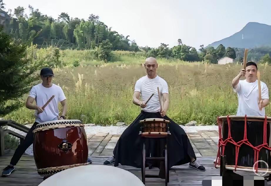 鼓面上的纹样不对，

老师教的结法是日本的，

长城演出时没人说清这鼓是哪来的。