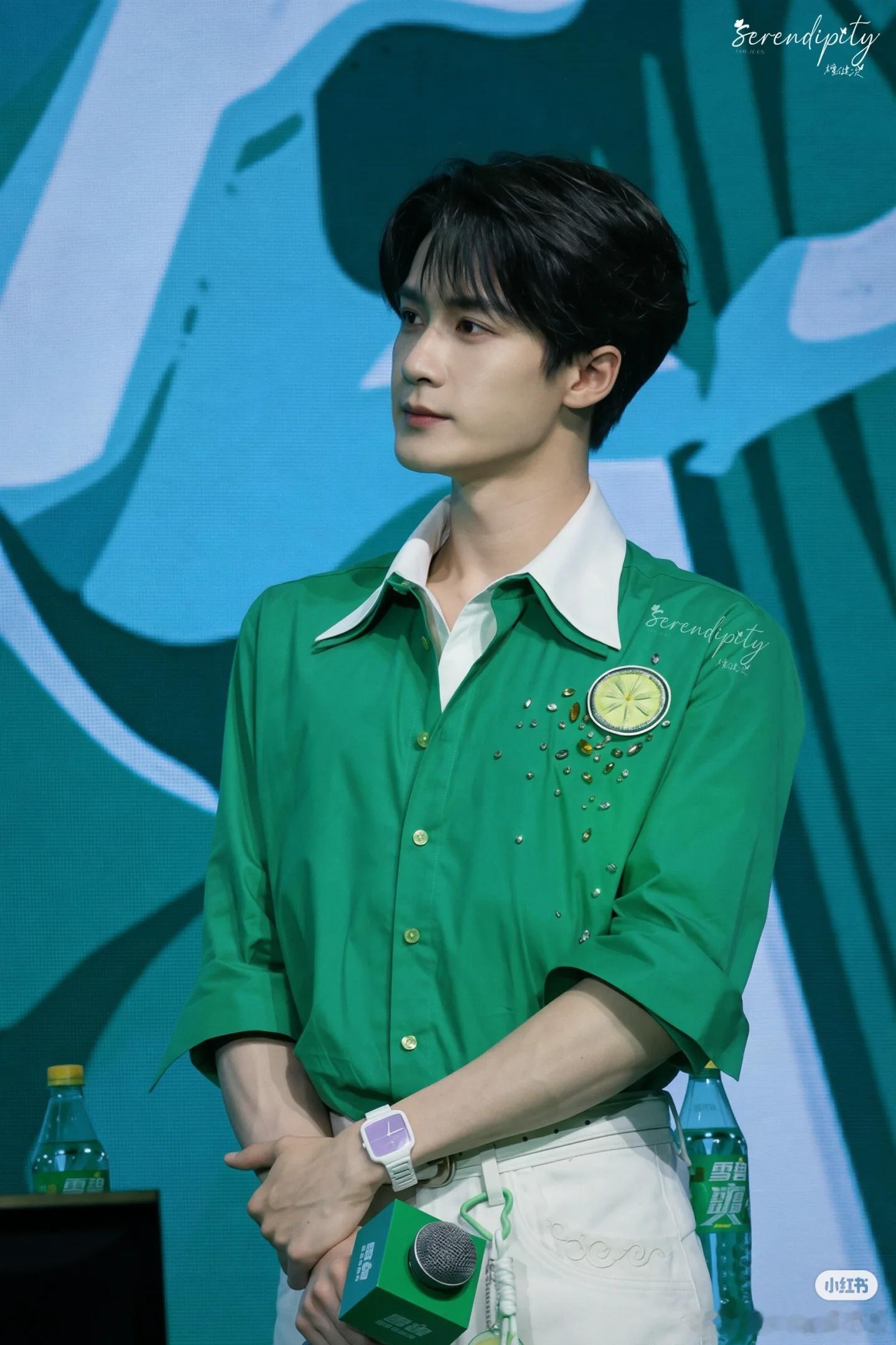 檀健次   ❤️檀健次怎么真的句句有回应 火夫:今晚加班我:啊？。！～～火夫:你