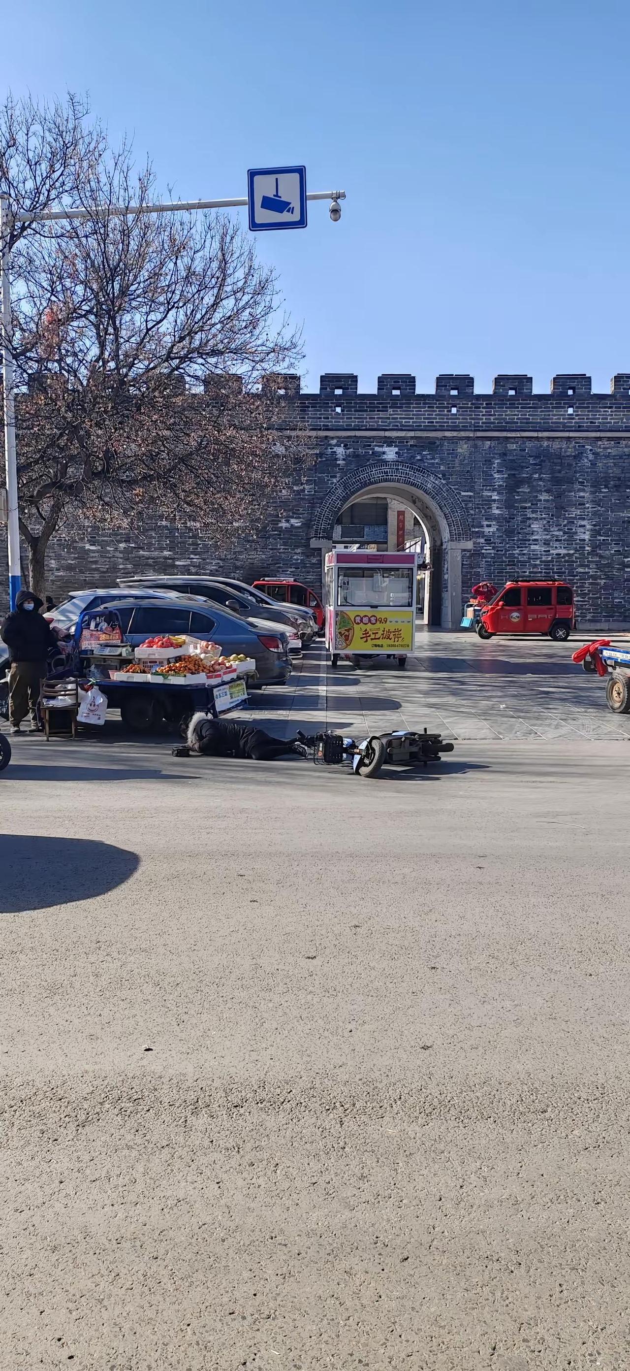 出门遛弯，遇到不知什么原因摔倒的女士，多人围观 无人敢扶，也懂多一事不如少一事…