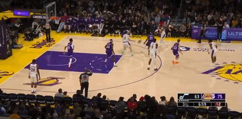 涨球了！布朗尼这传球有老爸的风范！
在今天NBA常规赛湖人对阵爵士的第三节比赛中