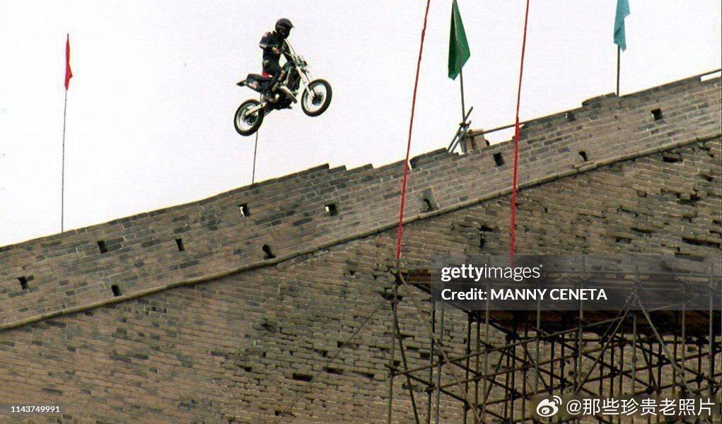 1993年5月11日，英国特技摩托车手埃迪·基德飞跃了长城的司马台段。基德不仅完
