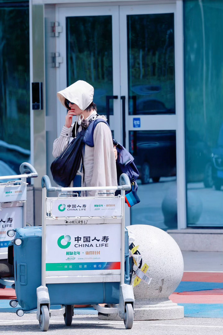倪妮新疆向野之旅正式发车 新疆那地儿本来就美，再配上倪妮那股子随性劲儿，哈哈哈绝