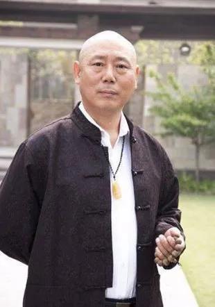 2006年，李成儒拉着小他18岁的妻子史依弘，哀求道：“你不要离开我好吗？”，全