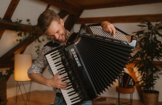 手风琴堪称能揣着走的“口袋交响乐团”！凡是去过德国的人，肯定都听过街头艺人演奏手