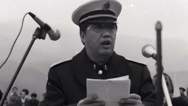 2001年，贺龙元帅之子贺鹏飞中将，突发心脏病猝然离世，葬礼上，85岁的母亲薛明