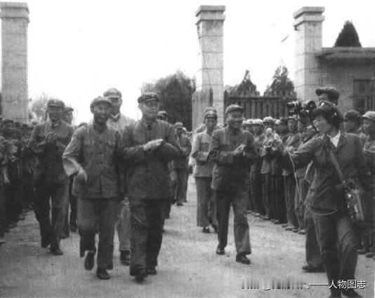 一九六四年，陈再道陪同叶剑英视察参加全军比武(信阳区)的部队。