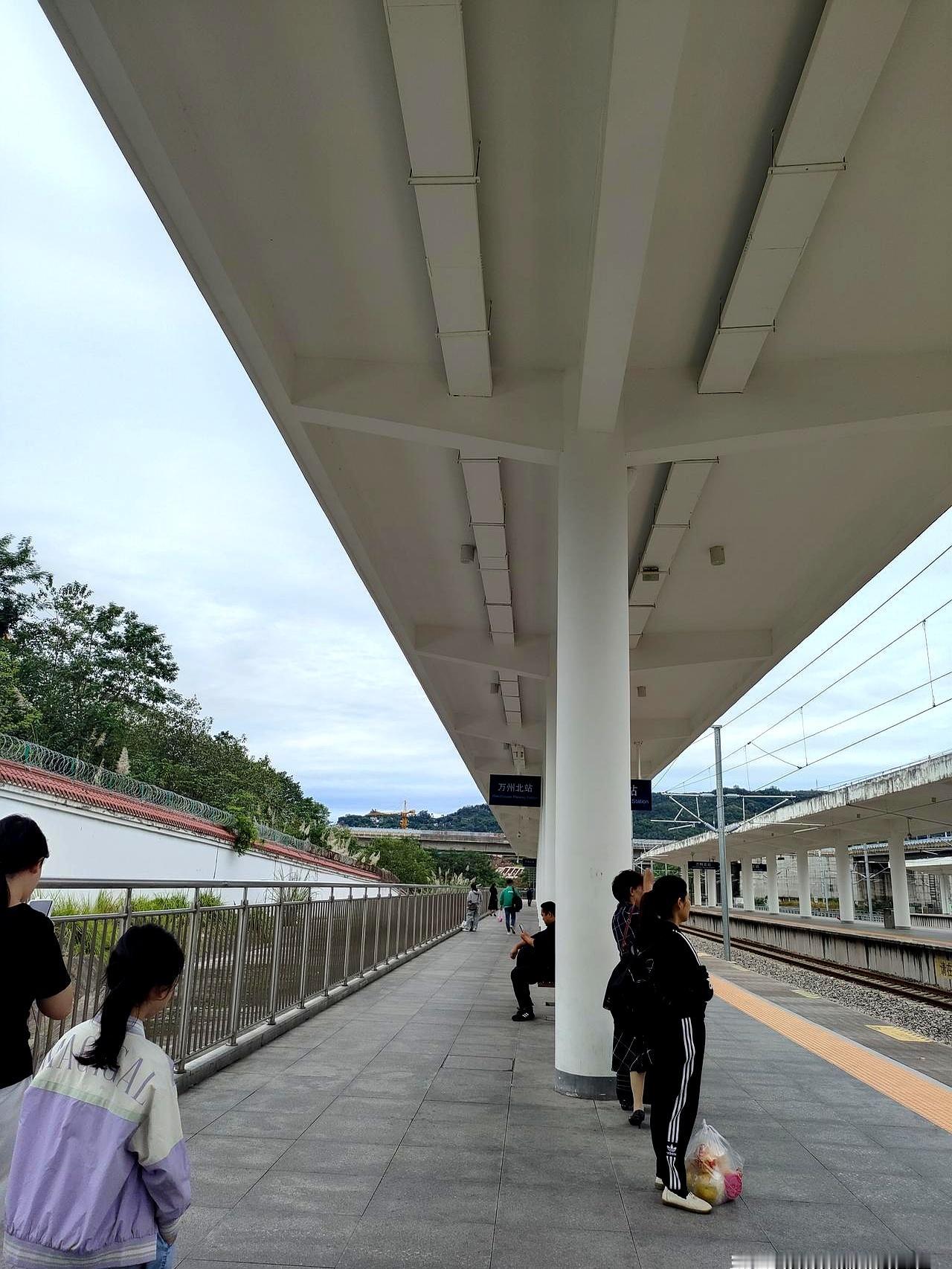 六旬大叔每月退休金4300，相亲挑了好几年没成。
网上认识的女网友收入比他高，