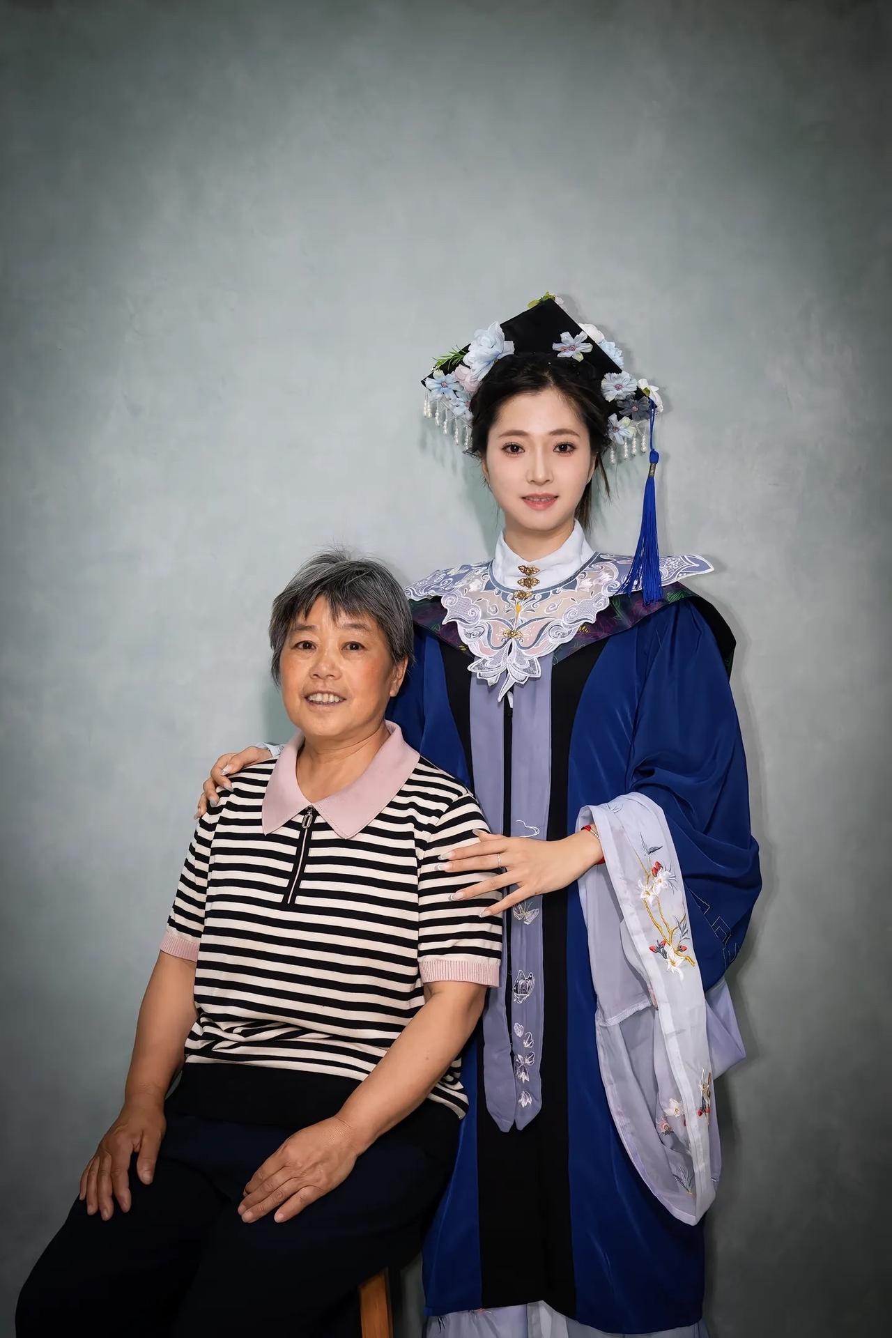 罗大美妹妹硕士毕业，昨天罗大美爸妈去学校参加女儿的硕士毕业典礼，妈妈穿上硕士服与