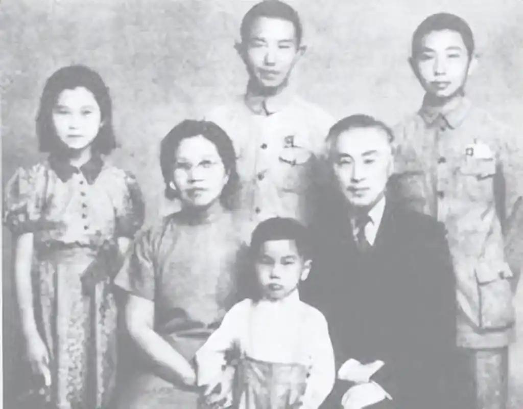 民国四大家族财富惊人，其资产总和相当于整个国民政府的总收入，堪称名副其实的吸血天