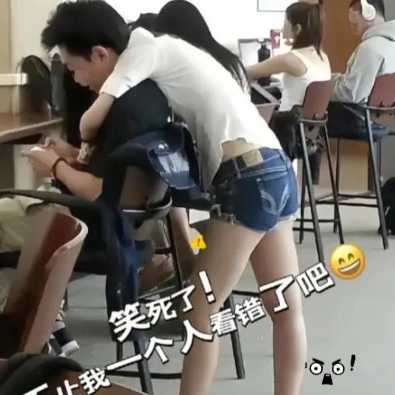 图书馆这一幕差点让我当众社死，第一眼真的看错了
 
今天在图书馆看到一幕，当场直