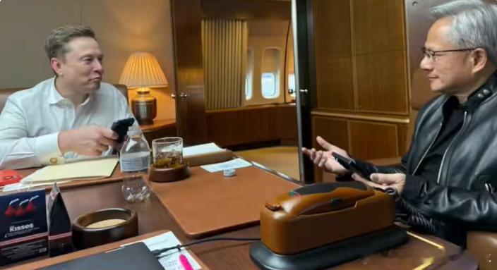 【黄金时代】马斯克和英伟达首席执行官黄仁勋被发现乘坐空军一号，陪同川普从嗷呜返回