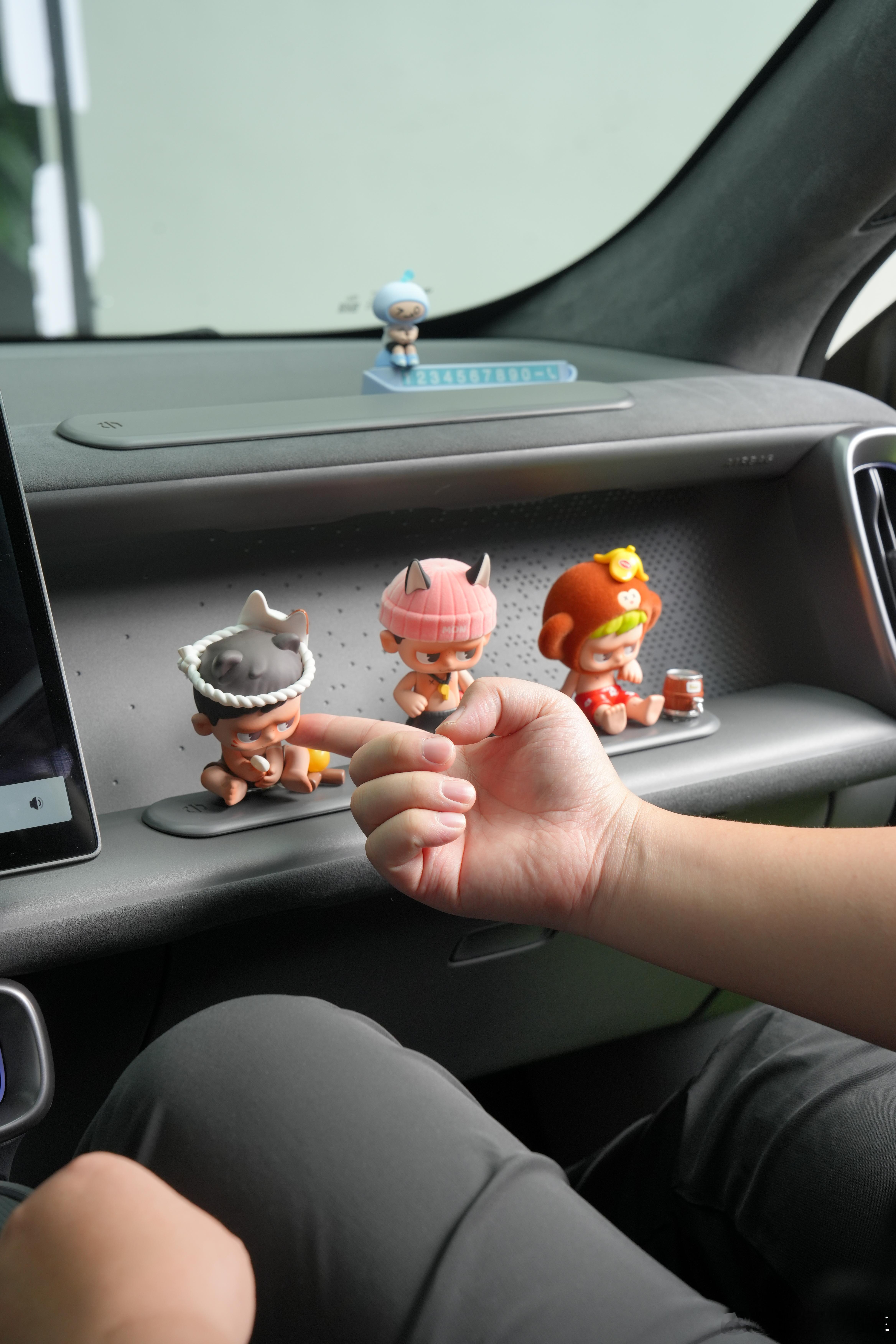 新上市的零跑Lafa5里面的这个小玩具好喜欢 问了销售，说只送一个  不过喜欢其