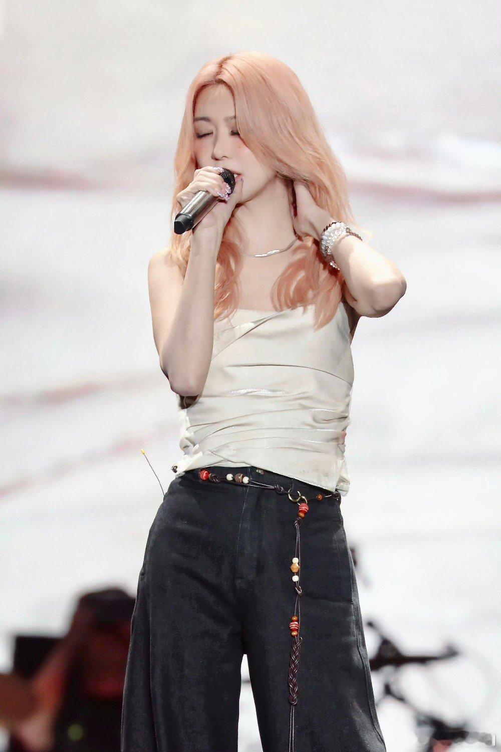 薛凯琪[超话]薛凯琪演唱会被人扶下场薛凯琪演唱会被人扶着走出去 薛凯琪演唱会上一