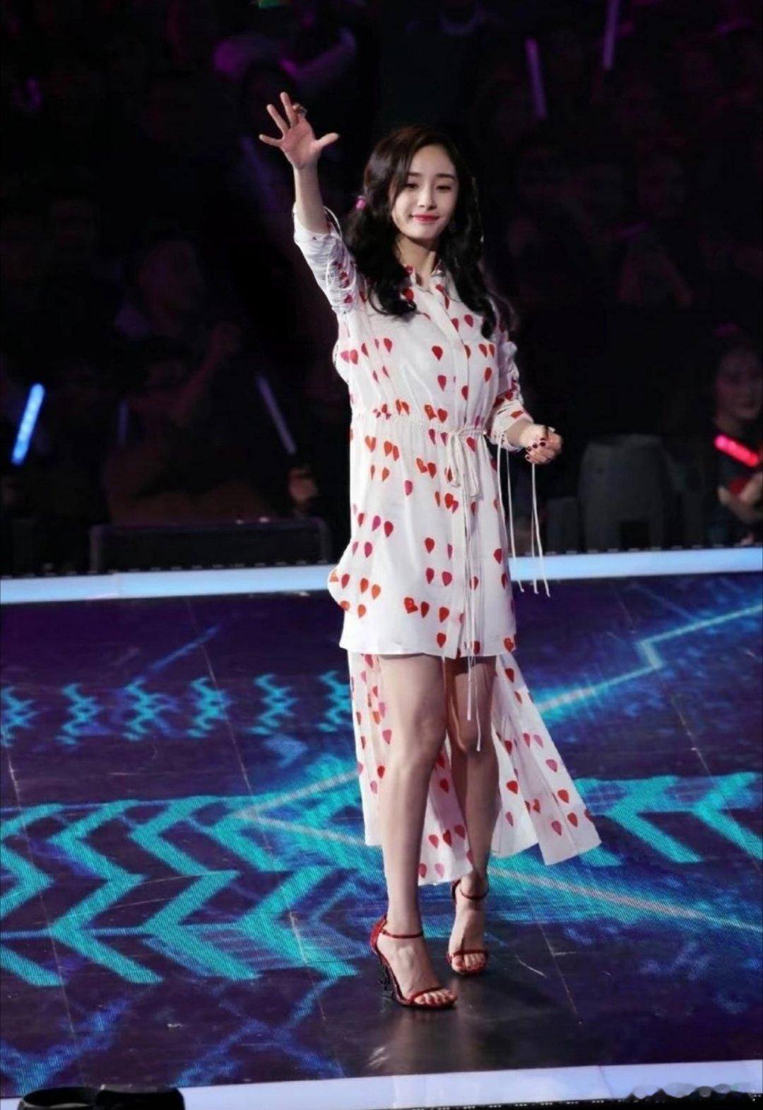 杨幂和唐嫣这俩姐妹早期穿搭，就像北京和上海的对比