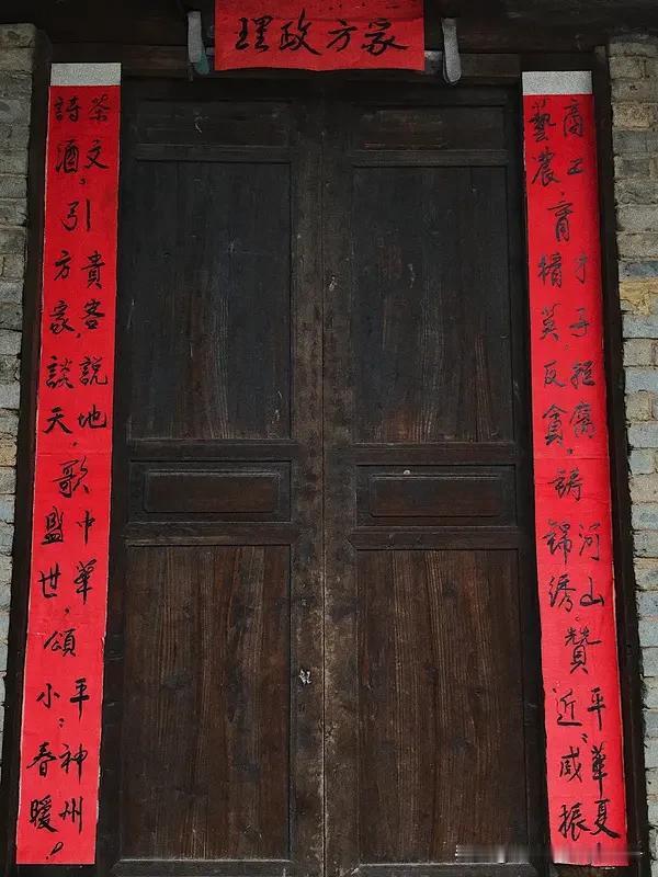 看到“淡淡淡寒烟落花雨”这个下联，我脑海里开始琢磨合适的上联。对联讲究对仗工整、