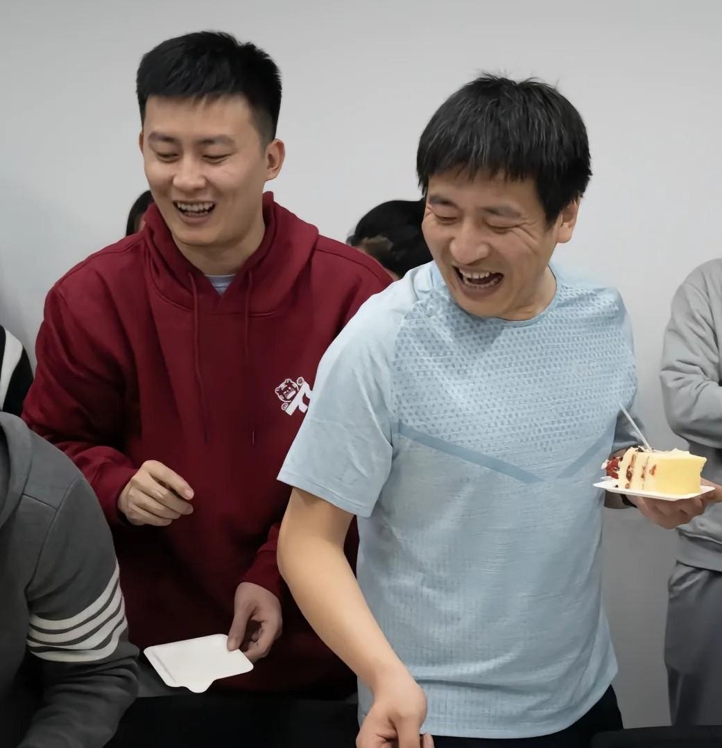 张雪峰走了才一个多月，他公司的人就收到了新老板的经纪合同。
你想啊，人刚没，尸骨
