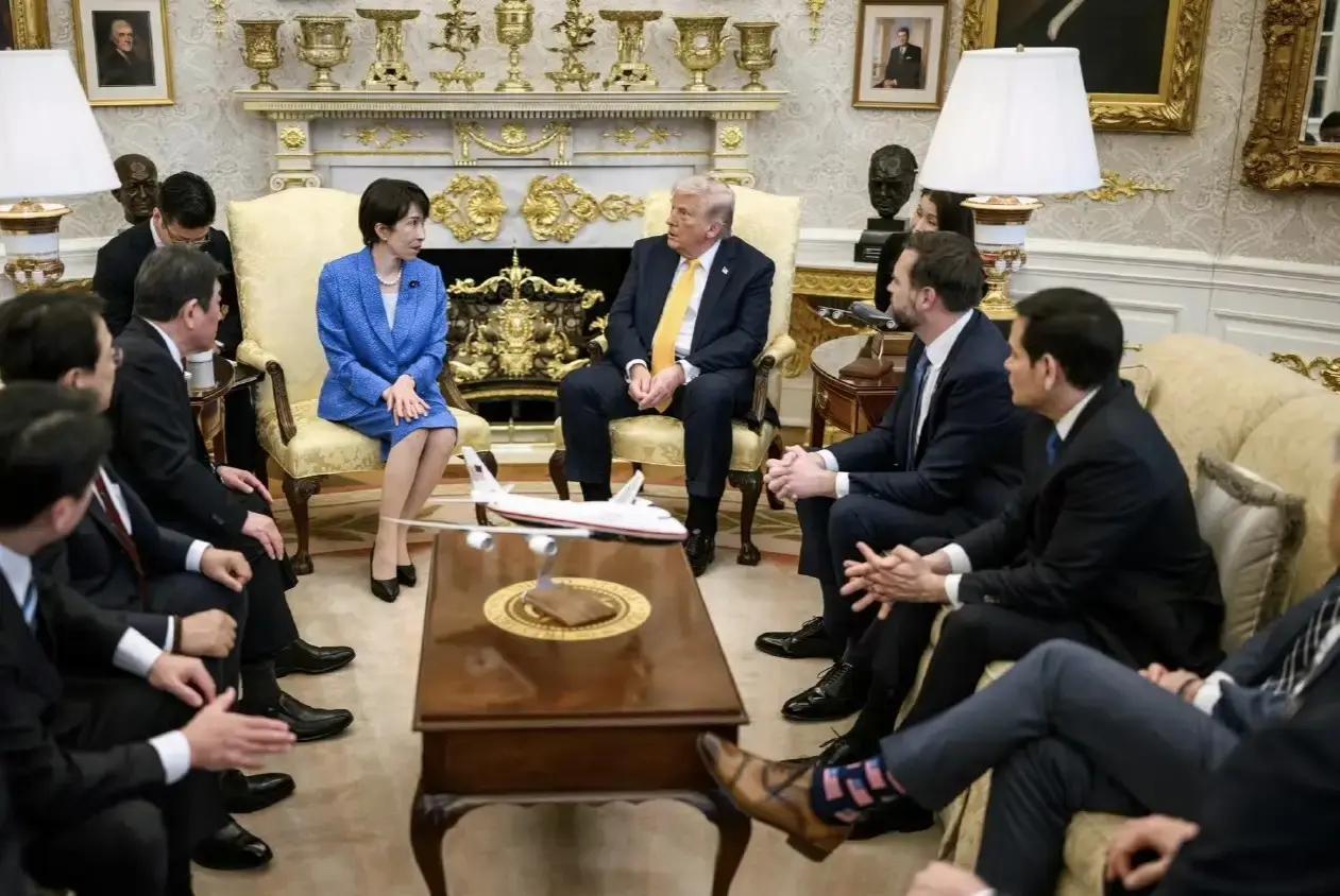 高市早苗刚结束访美离开，白宫圆桌会上特朗普突然把矛头转向国防部长赫格塞思，当众说