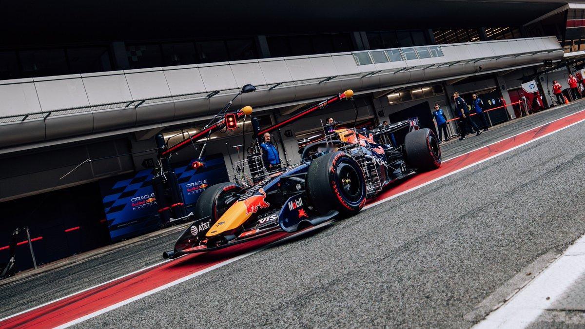 F1巴塞罗那封闭测试第二天⬇️因为预报有降水，第二天只有法拉利和红牛选择进行赛道