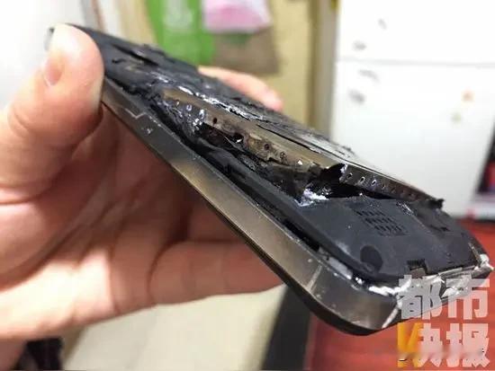 床上充电玩手机付出百万代价，63万赔偿敲醒无数低头族
 
多少人每天睡前躺在床上
