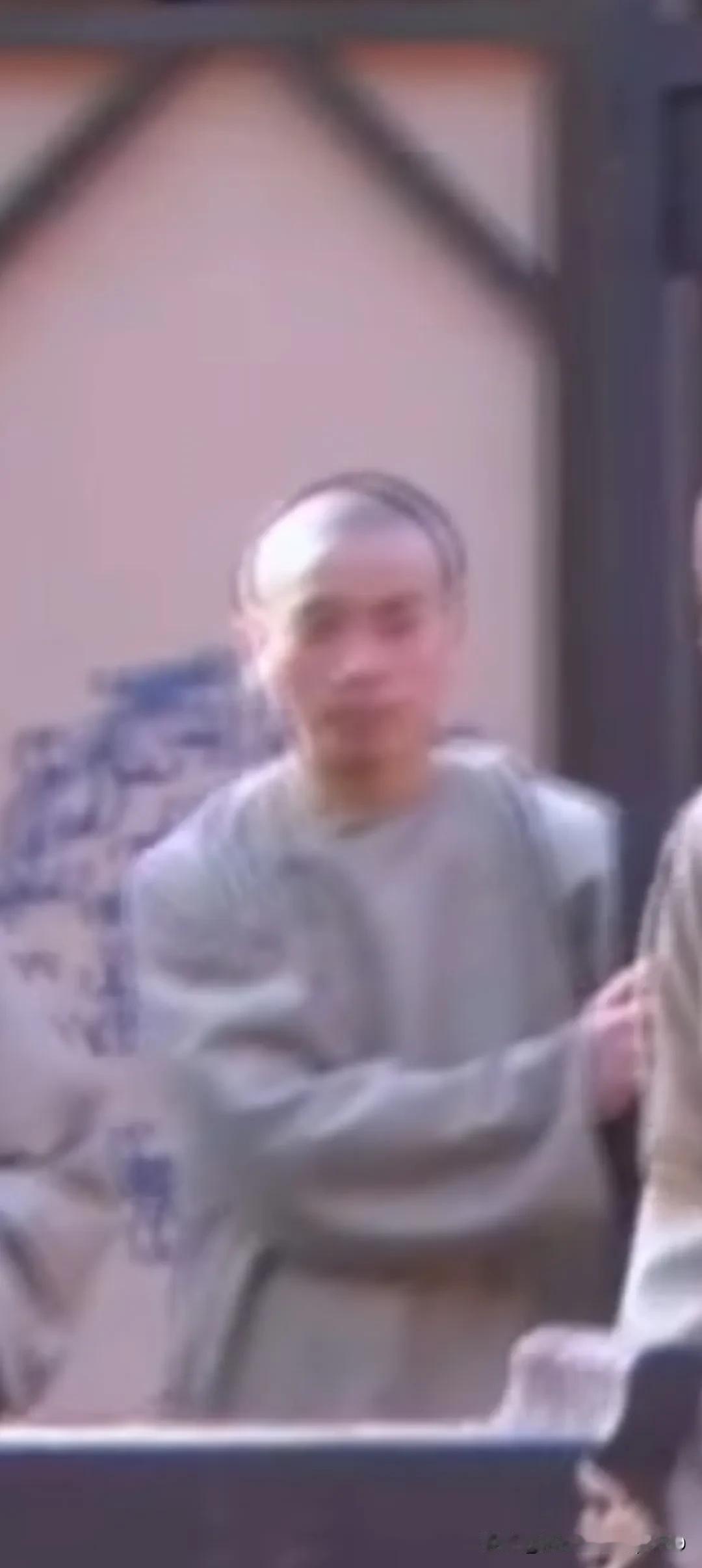 我不会跑,我是张纪中。当年第一次也是唯一一次做群演，演的《菊花醉》，竟然是张纪中