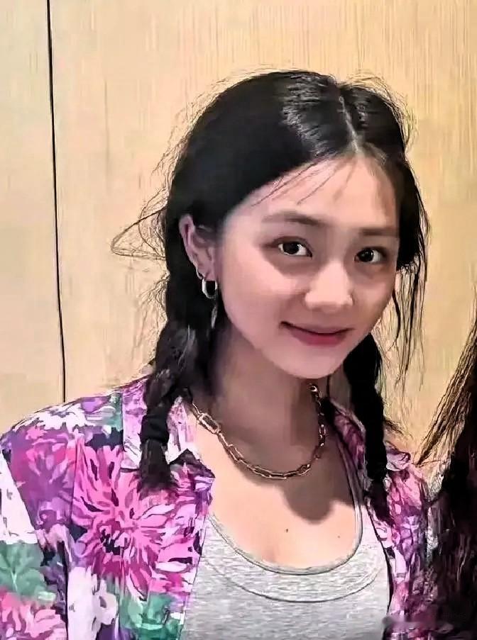 黄多多刚在抖音发完一条日常，评论区就炸锅。网友扒出她在纽约大学读大二，宿舍窗外能