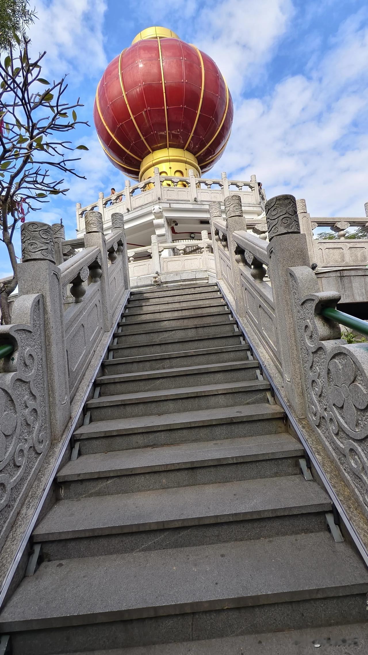 南怀瑾说：
“一切不利于我睡觉的事，我不做，一切不利于我睡觉的人，我不交。无论中