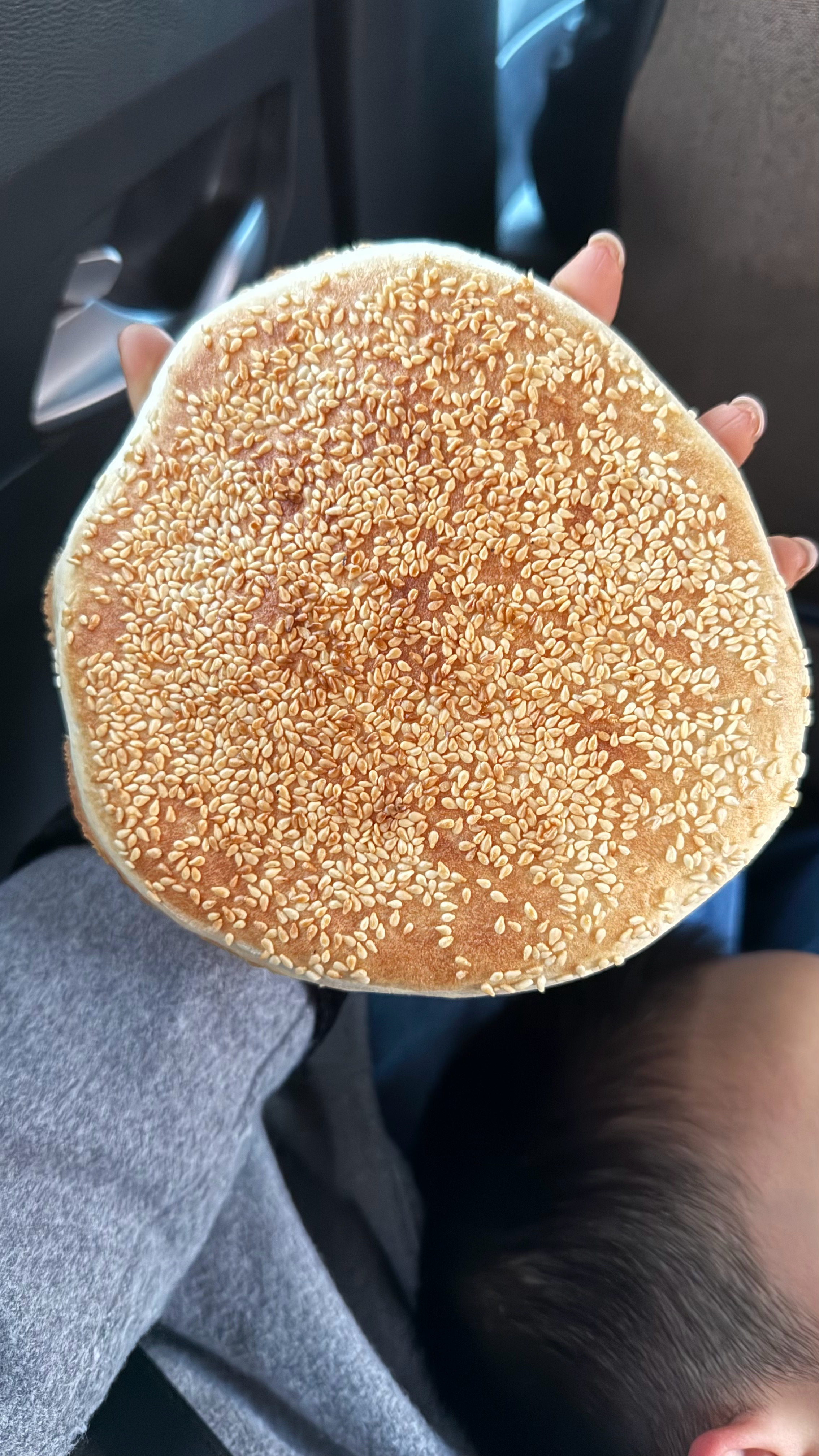 就是这个味！老家的芝麻烧饼，刚出炉的，绝了！[抱一抱] 