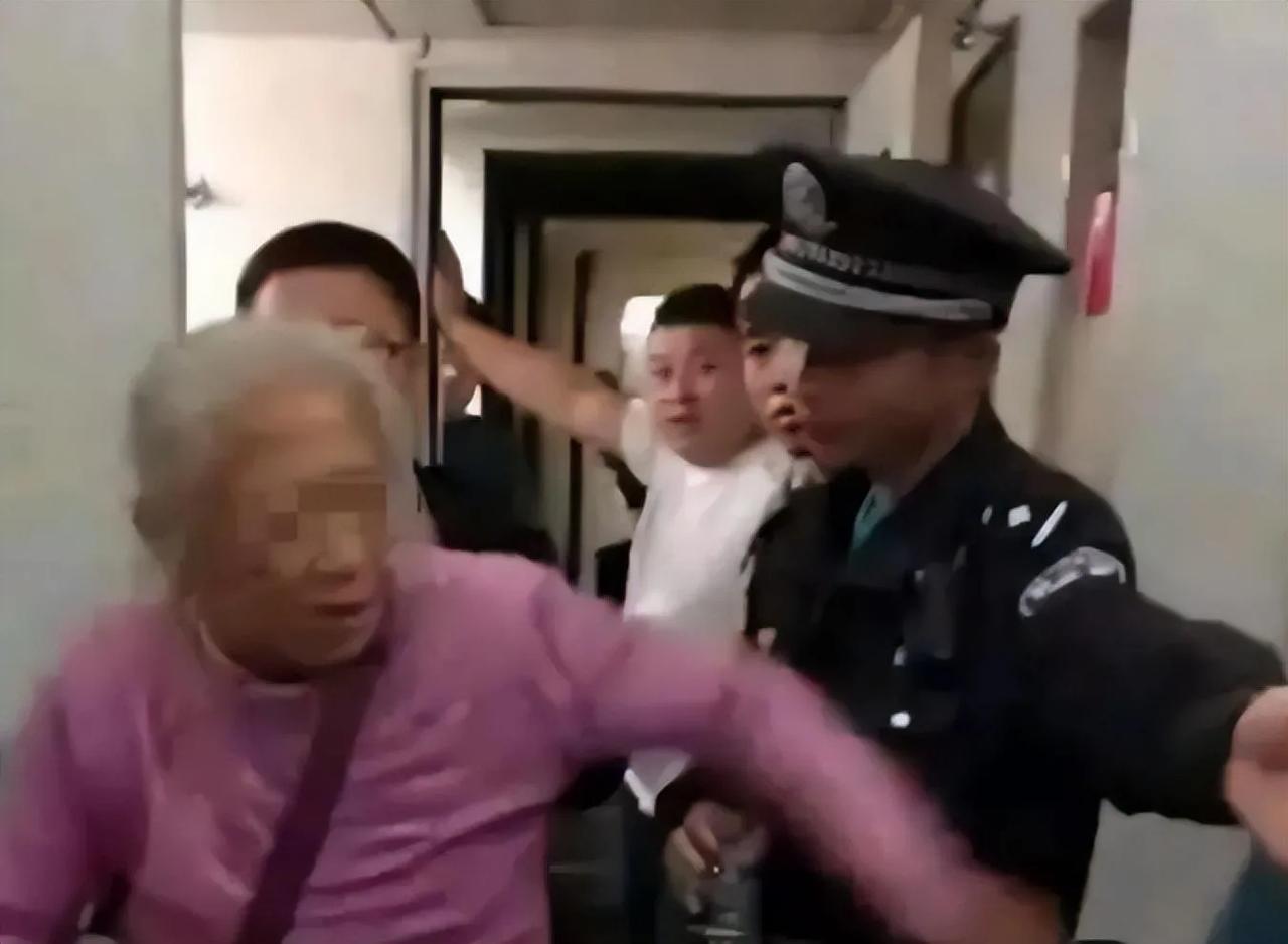 是时候修改法律了。现在很多的青少年犯罪，学校霸凌层出不穷。那个电梯事件明显是个惯
