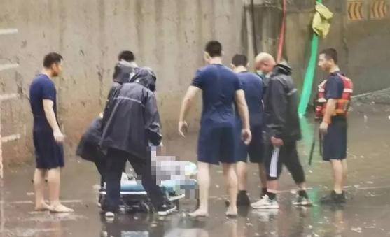 #女子不听劝暴雨后骑车过涵洞溺亡# 江苏镇江一50岁女子竟无视警示标志、不听旁人