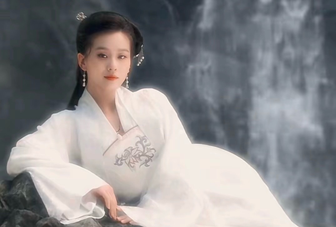 手如柔荑，肤如凝脂，领如蝤蛴，齿如瓠犀，螓首蛾眉，巧笑倩兮，美目盼兮 