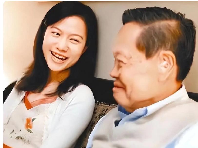 夫妻二人同坐一张沙发，妻子调侃的话音未落，丈夫抿嘴而笑，笑得自然、贴切、幸福。而