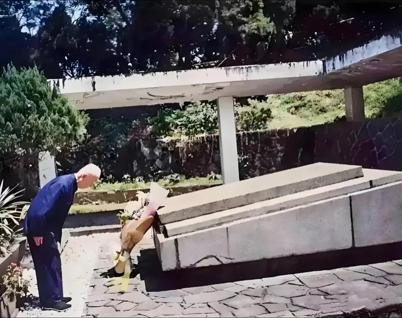 1999年，88岁的季羡林首次赴台，专程赶往胡适墓园，献花并在墓前深深...