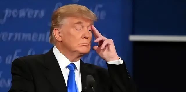 美国这回是真的兜不住了！特朗普支持率直线下降，连特勤局特工都能自己打穿自己的大腿