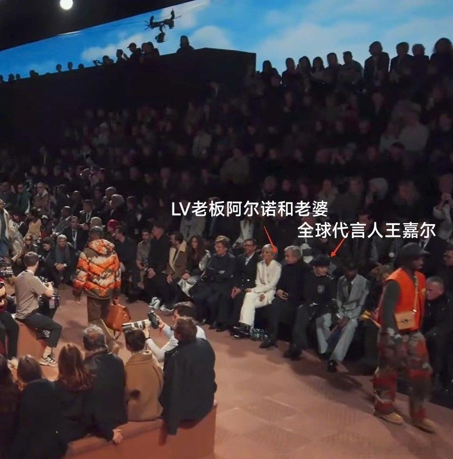 #王嘉尔看秀位置#实在是太厉害了，太牛了，相信王嘉尔的时尚表现力肯定很强 ​​​