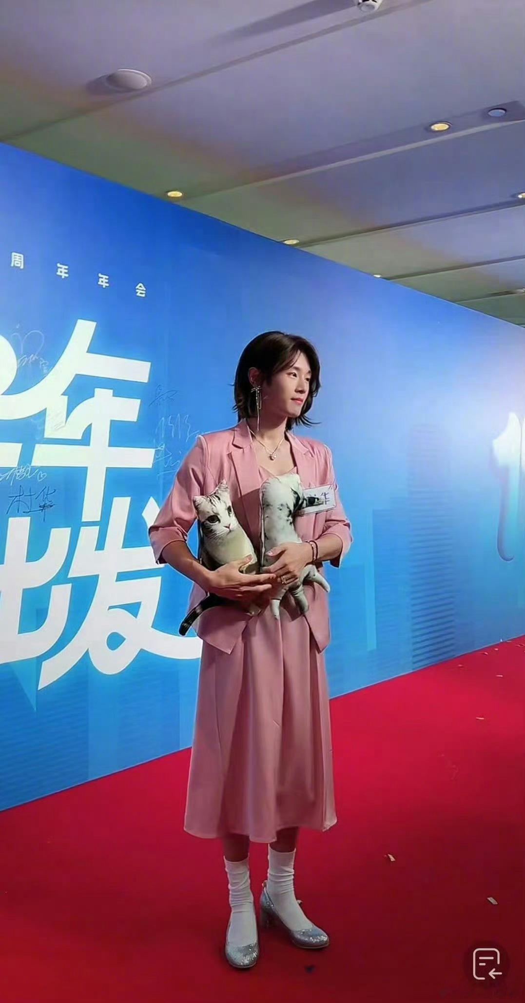 #乐华年会#[偷笑] #李汶翰cos杜华#啊哈哈哈哈哈哈哈哈笑死我了，就问你像不