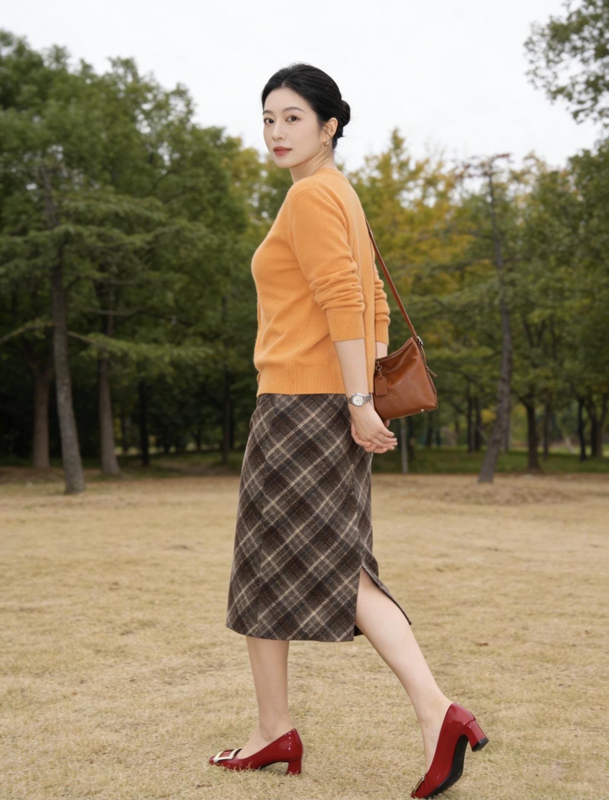 什么才是女性最美的优雅？自信的神态很重要，抬头挺胸走路的女性散发优雅。