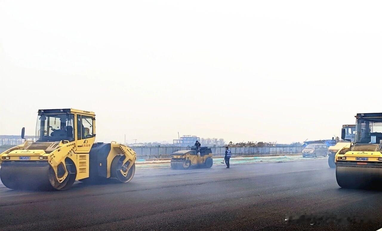 泾茯路市政道路工程进展情况

日前，泾河新城泾茯路（原镇东路）市政道路工程顺利完