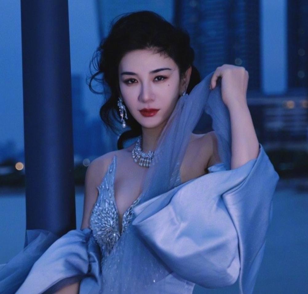 48岁黄奕被偶遇，素颜戴围裙杀鱼娴熟，表情懒散不悦演鱼贩太真实娱乐 明星