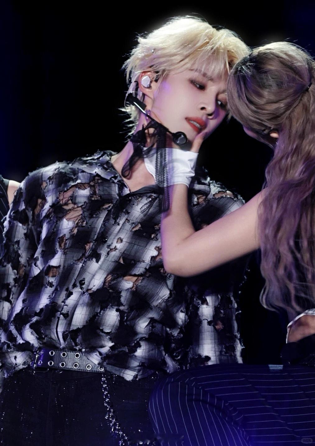 咋感觉烧烧的  香香软软的 想念你的笑 帅到心巴上了这眼神这氛围，一眼就离不开了